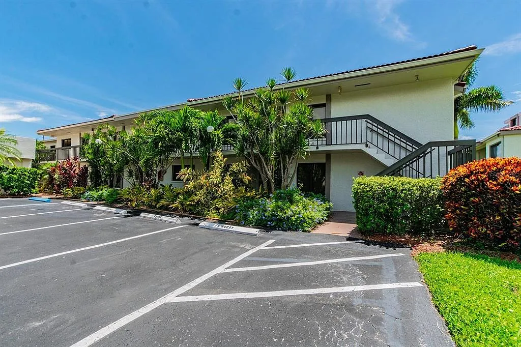 2 bed, 2.0 bath, 915 sqft, $2,500 — Photo 3