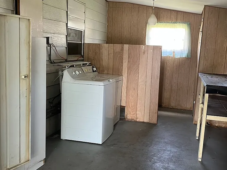 413 Pine Tree Ln — Photo 24