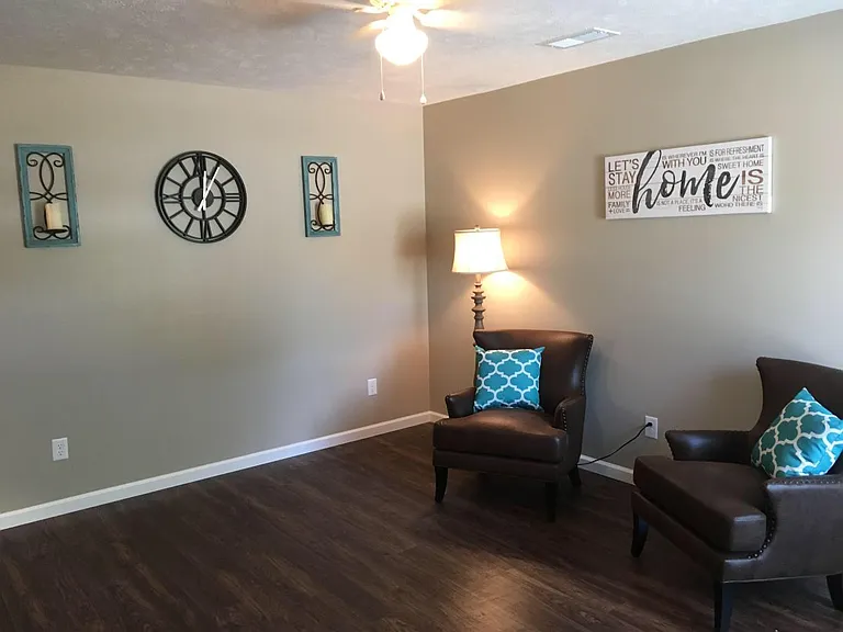 425 Hazel Ct — Photo 2