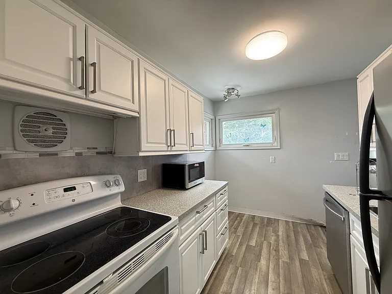 1630 Greenview Dr — Photo 6