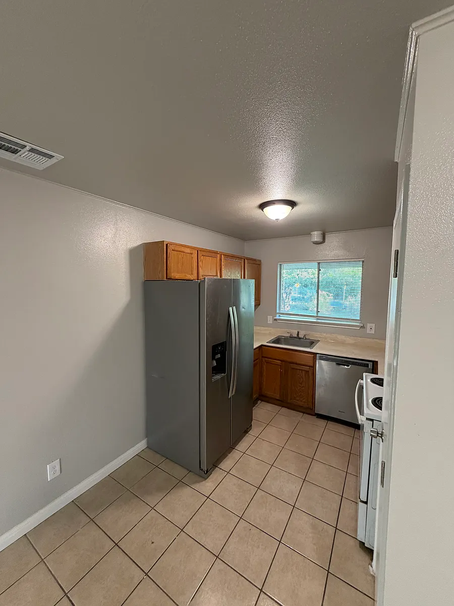 Building Photo - 858 N Live Oak Ave #856