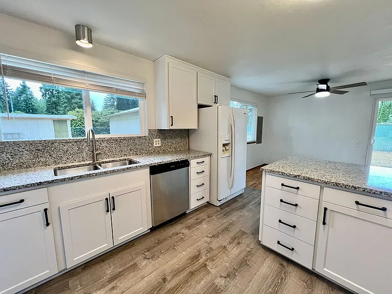 4020 15th Ct NE — Photo 10