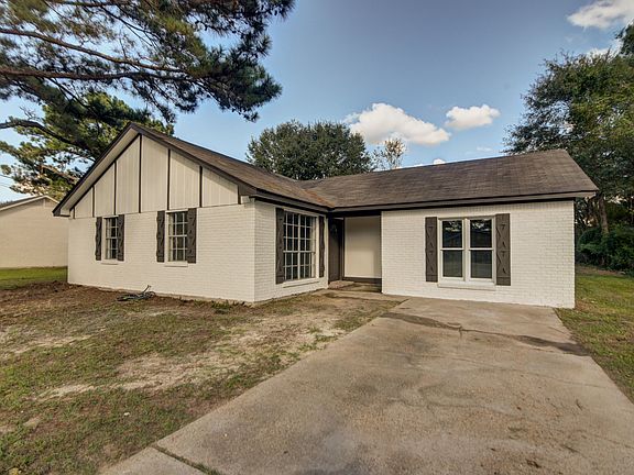 3rd image of 7 Trailwood Cir