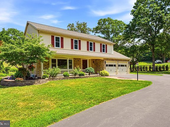 3rd image of 194 Meadow Glen Ln