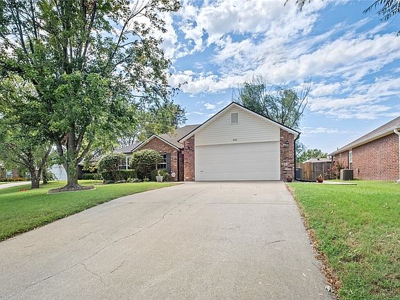 2nd image of 808 SW Ouachita Dr