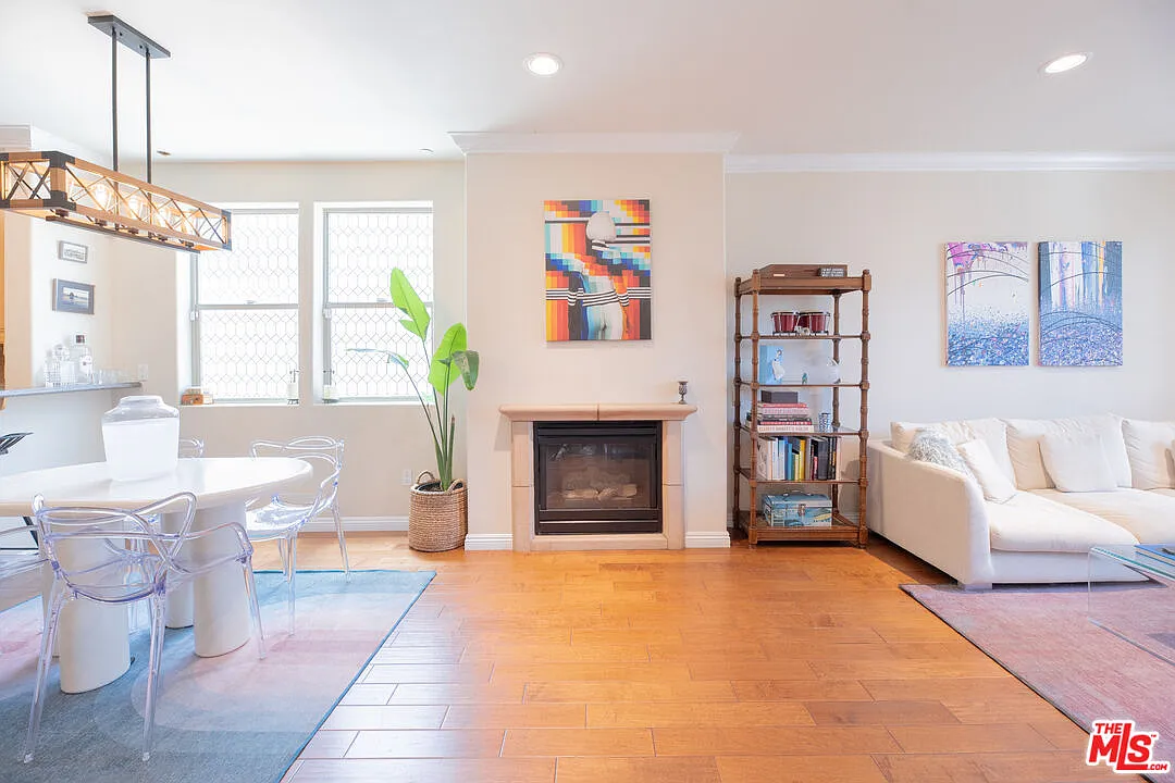 2 bed, 3.0 bath, 1350 sqft, $4,450 — Photo 2