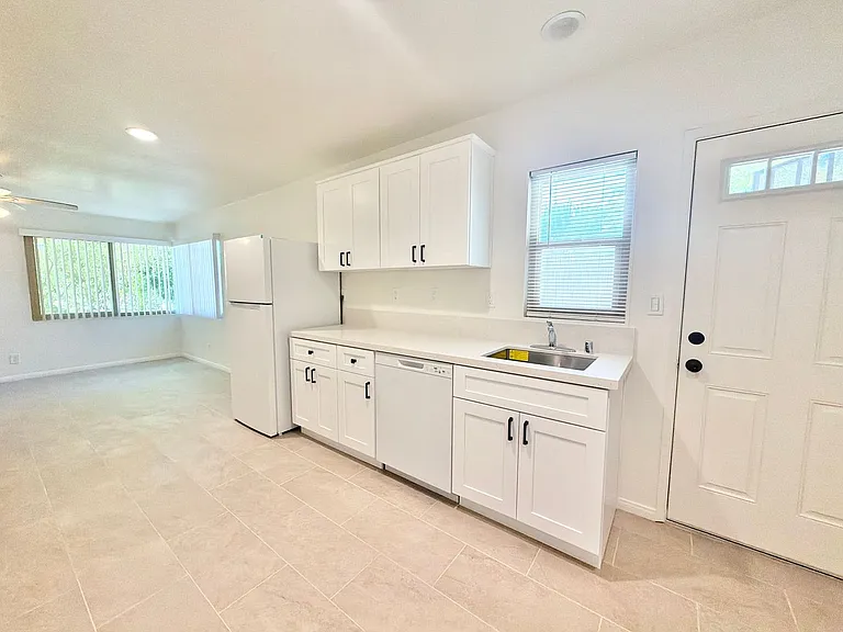579 S Highland Dr #10 — Photo 10