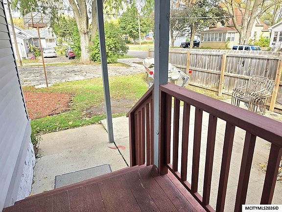 4th image of 424 8th St SE