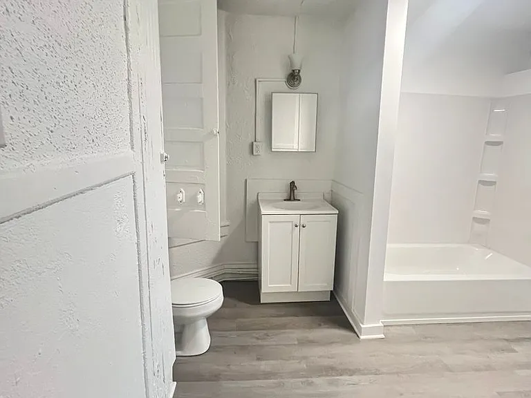 319 Franklin Ave — Photo 32