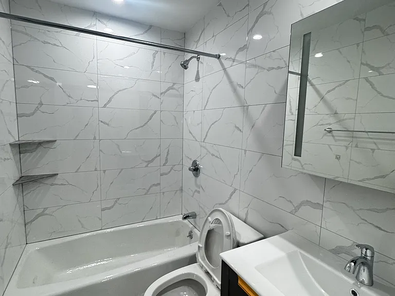 1605 W 8th St #2 — Photo 4