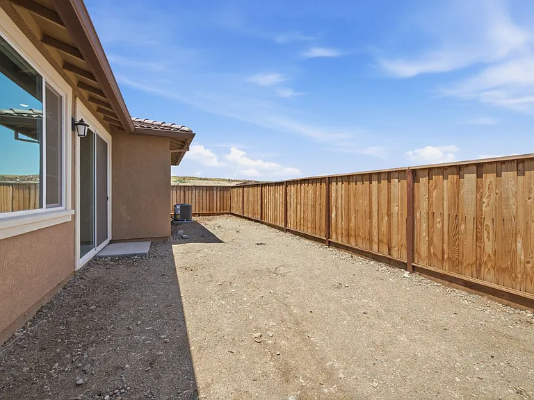 2681 Dashwood St — Photo 35