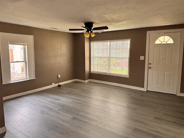 1106 Elm St — Photo 3