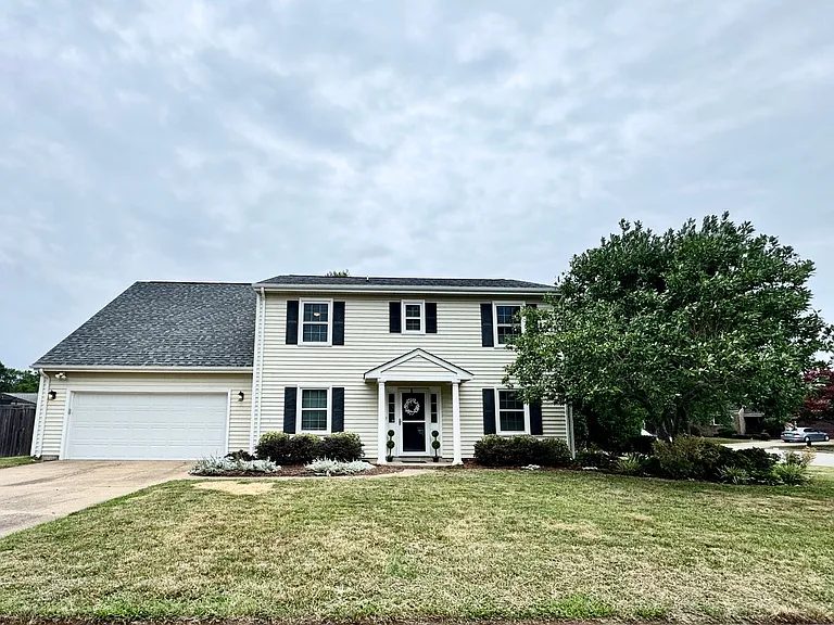 965 Commodore Dr — Photo 1
