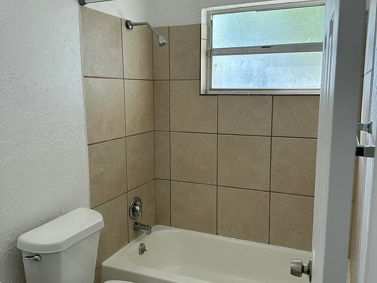 815 4th St #1 — Photo 9