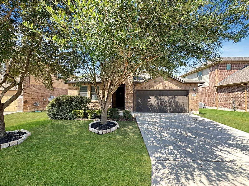 3 bed, 2.5 bath, 2253 sqft, $2,125 — Photo 2