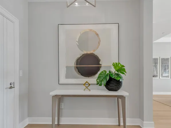 10 Shore Road #104, Glenwood Landing, NY 11547