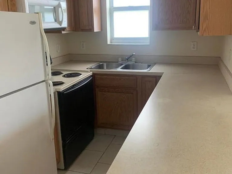 220 Columbia Dr #33 — Photo 2