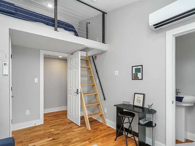 2049 E Hagert St #UPSTAIRS — Photo 18