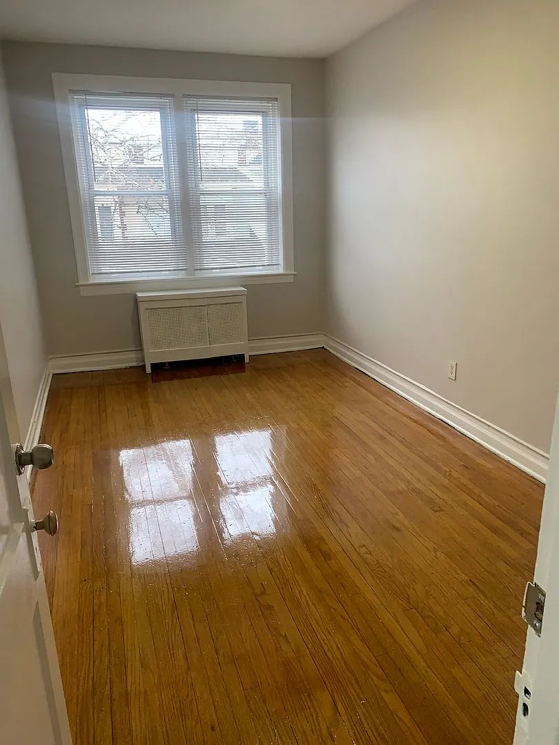 Julian Court — Photo 2