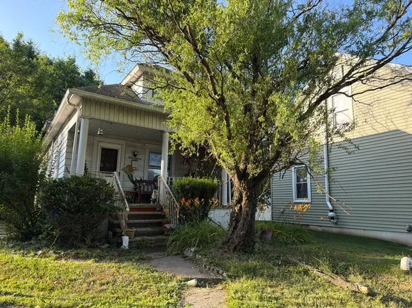 111 Center St, Dupont, PA 18641