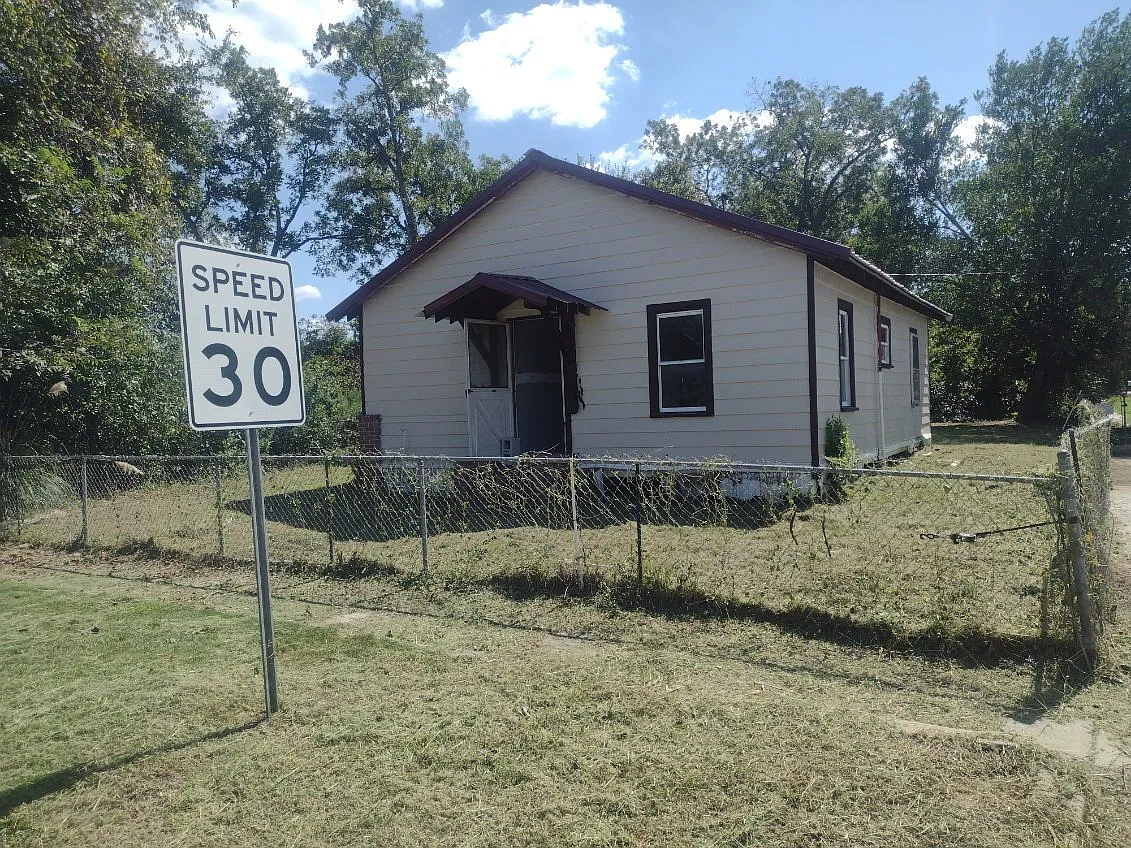 2 bed, 1.0 bath, 1200 sqft, $900 — Photo 2
