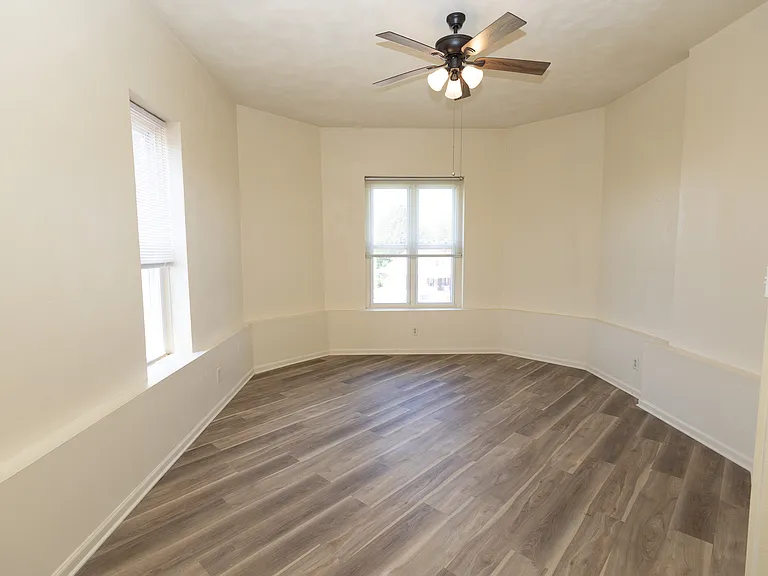 901 Jackson St E — Photo 10