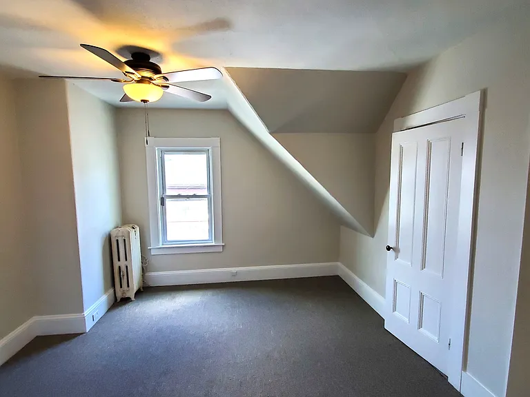 Living room w/ carpet and ceiling fan