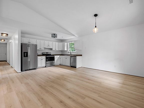 4th image of 908 Roanoke Ave