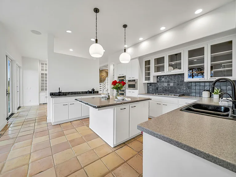 1041 Las Amigas Rd — Photo 8