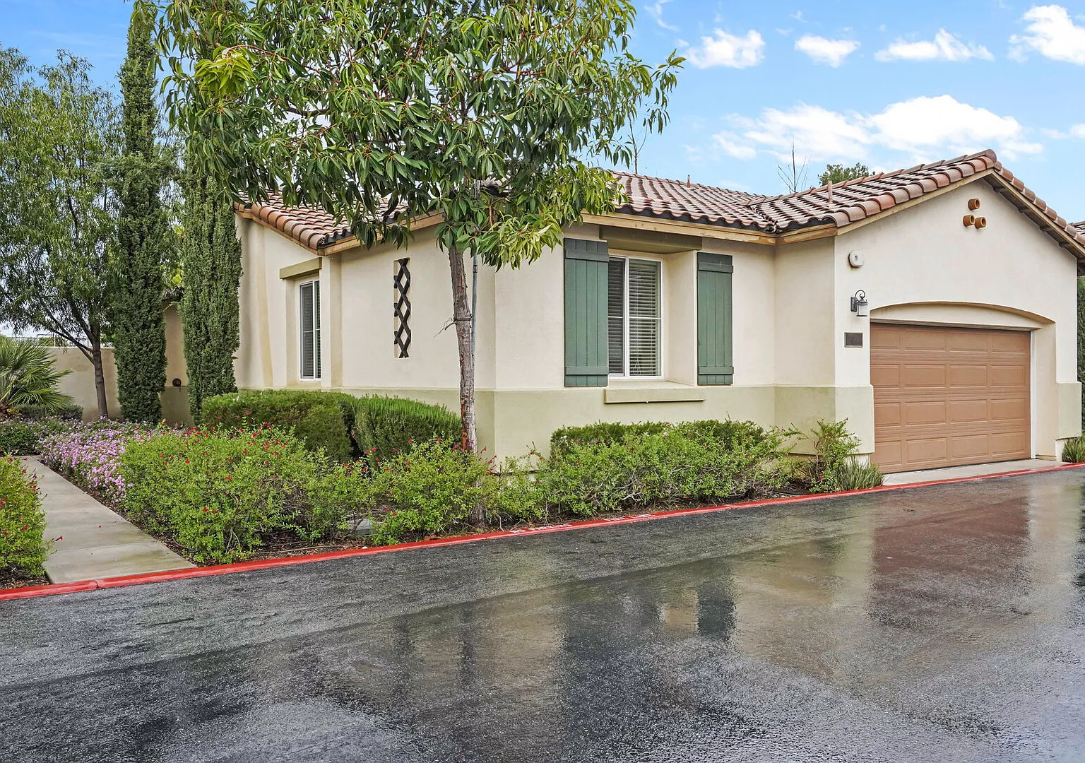 Modern pet-friendly family home in serene gated community, EV charger — Photo 2