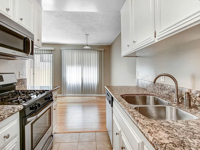 1234 Wellesley Ave in West LA - steps to Wilshire Blvd! — Photo 5