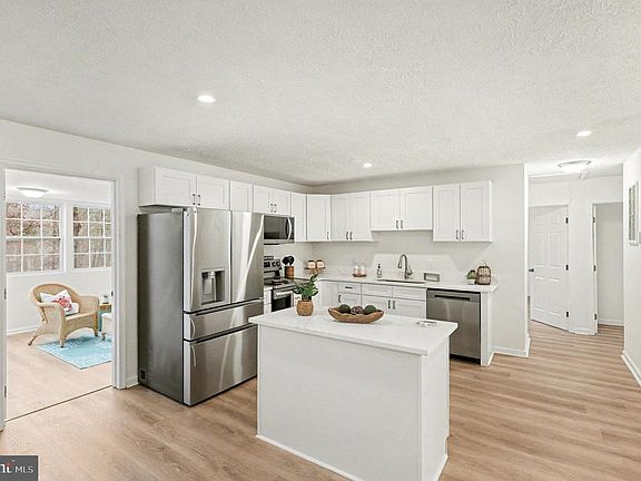 3rd image of 305 Green St