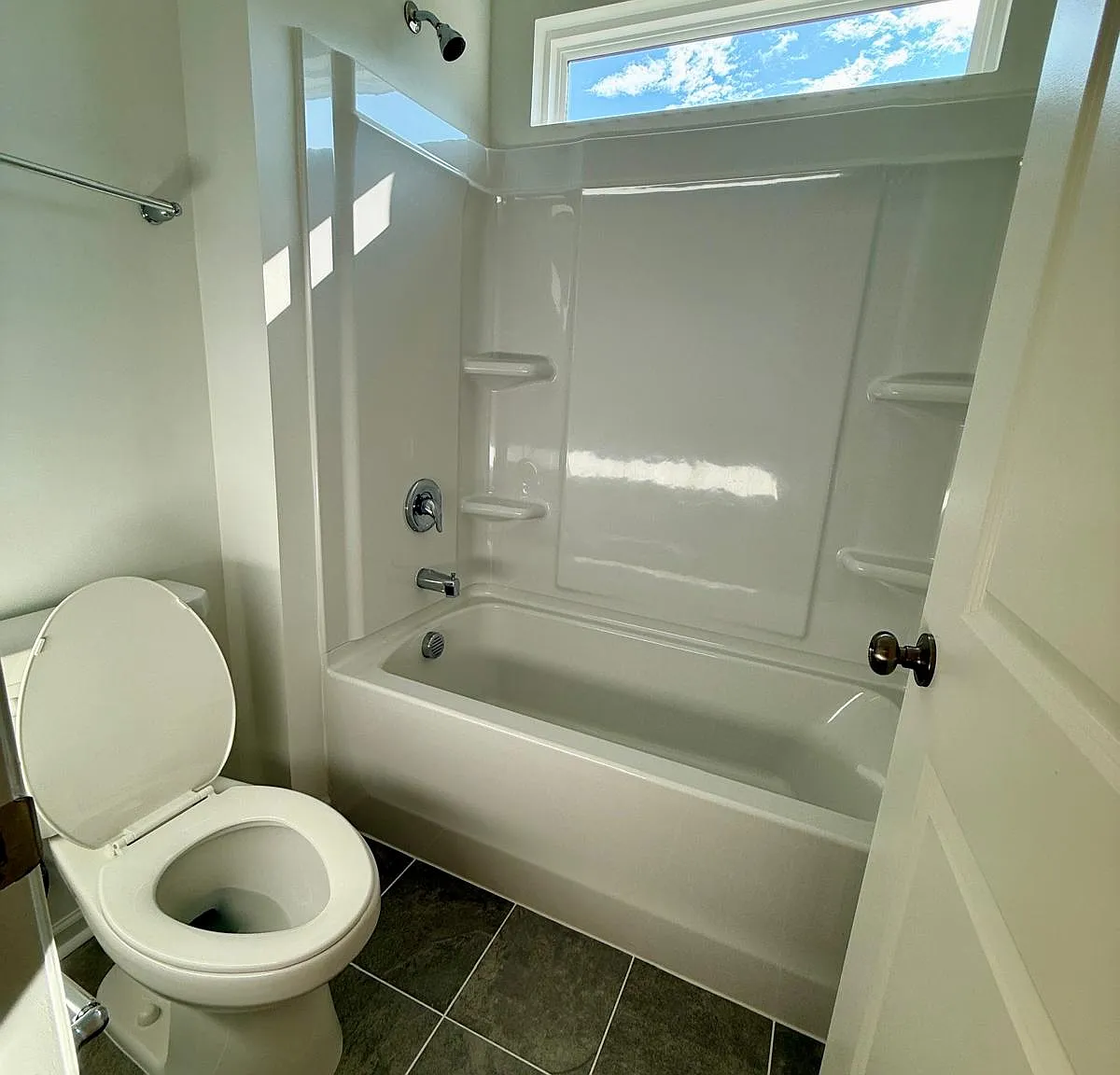 3 bed, 2.5 bath, 1952 sqft, $2,400 — Photo 4