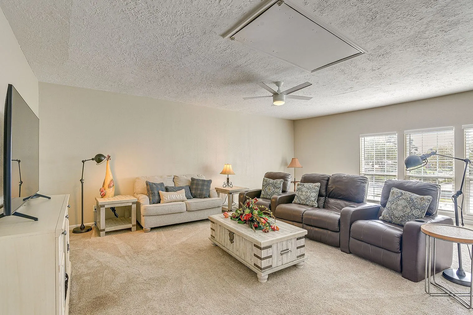 3 bed, 2.0 bath, 4090 sqft, $4,419 — Photo 1