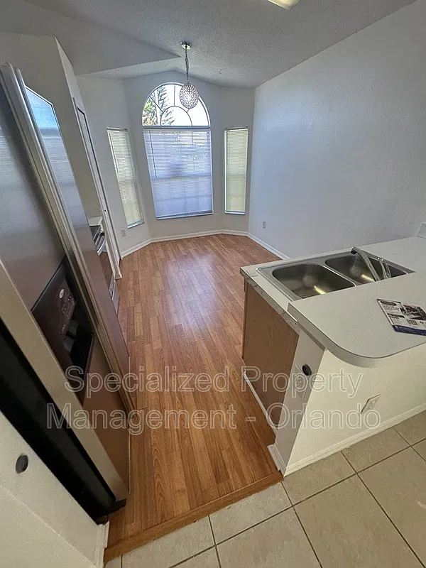 3 bed, 2.0 bath, 1075 sqft, $1,950 — Photo 2