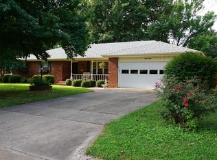 1560 E Walnut Lawn St, Springfield, MO 65804