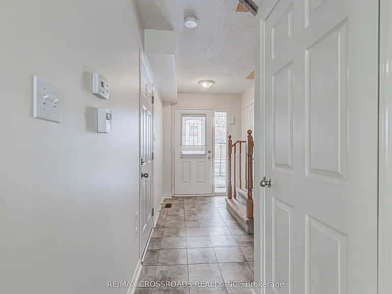 1147 Ormond Dr — Photo 4