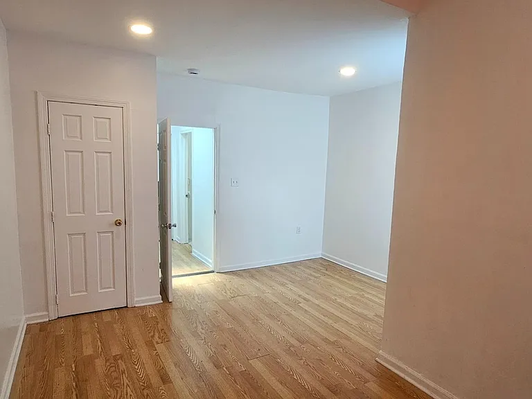 2548 Oswego Ave — Photo 13