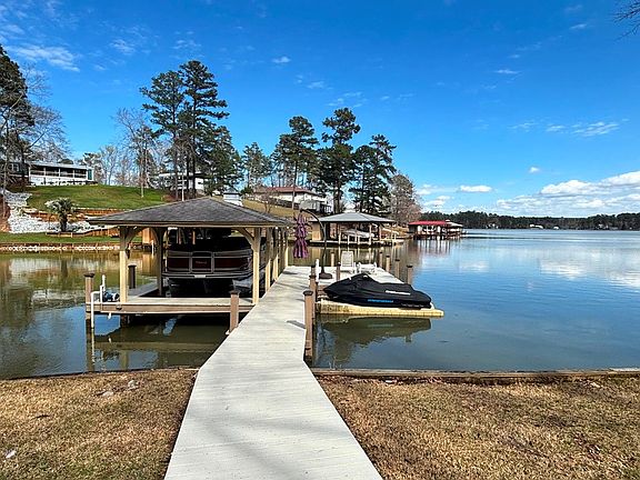 3rd image of 730 Marigold Rd NE