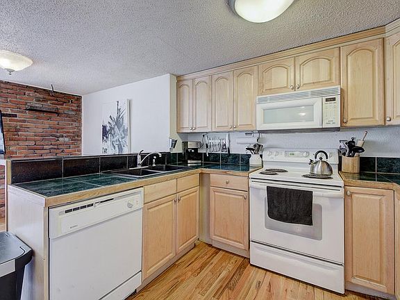 5th image of 155 S Pennsylvania St APT 207