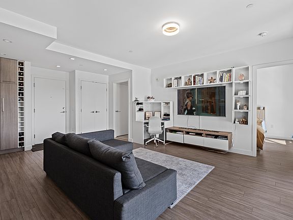 4th image of 707 E 3rd St #306