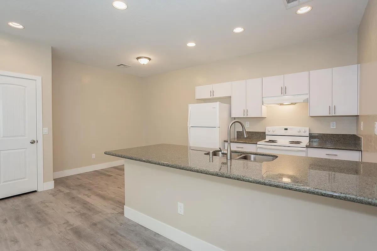 Building Photo - 1741 S Dandelion St #4