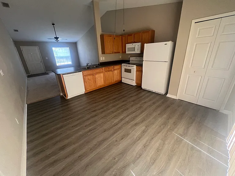 857 Buchanan Ave SE — Photo 3