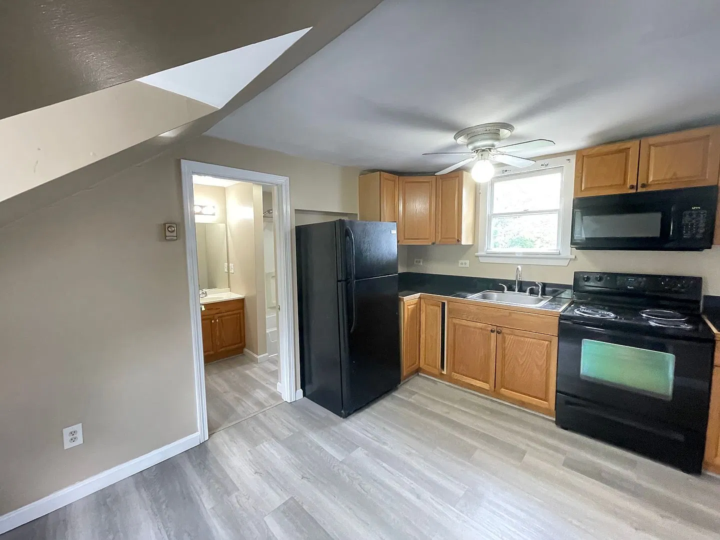 2 bed, 1.0 bath, 639 sqft, $1,550 — Photo 2