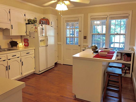 5th image of 155 Westhampton Ave
