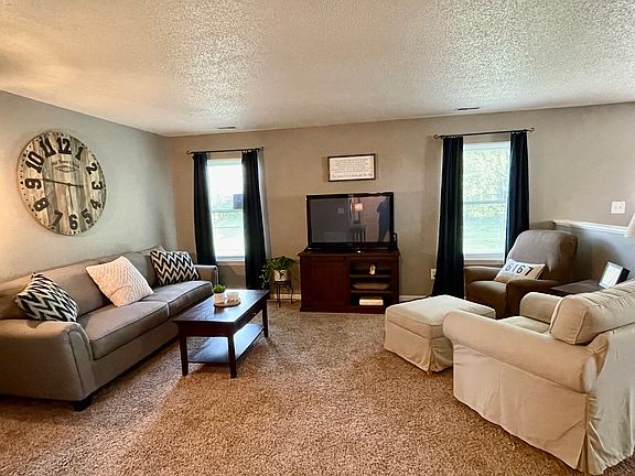 3rd image of 217 Broadmoor Bnd
