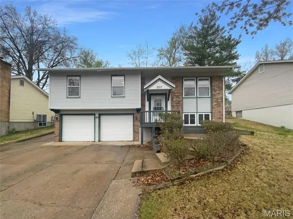 2317 Country Village Ct, Maryland Heights, MO 63043