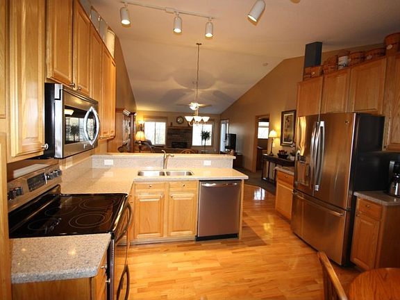 Very nice quartz peninsula with plenty of counter space.