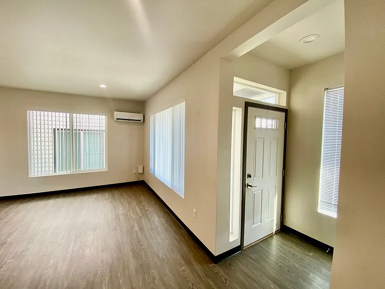 Modern design 3 bed, 2.5 bath duplex available 6/10 Cheney — Photo 3