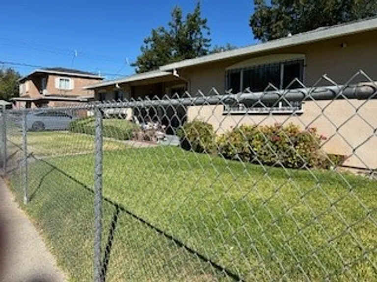1013 Roanoke Ave — Photo 5